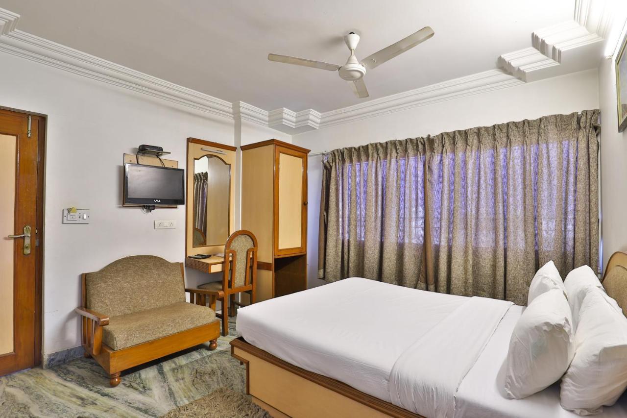 Hotel Midtown Surat Eksteriør bilde